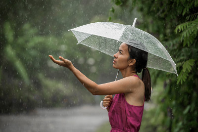 美丽的年轻女子如此悲伤，因为她伸出她的手掌去接雨