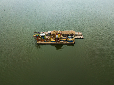 采沙机在湖中央