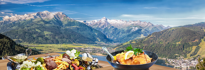 典型的奥地利美食，全景的陶尔阿尔卑斯与基茨施泰因霍恩峰在Zell am see镇在奥地利阿尔卑斯，萨