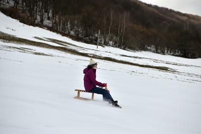 女孩在冬天的雪地上滑雪，快乐地笑着
