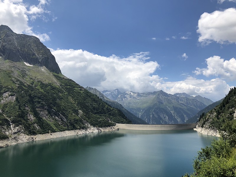 Zillergründl储存坝在后方的齐勒塔尔蒂罗尔附近的奥地利Mayrhofen Fügen Hi