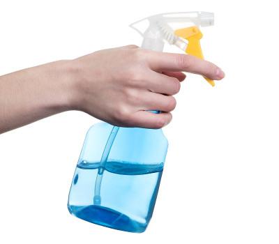 手拿塑料喷雾器