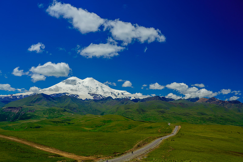 通往厄尔布鲁斯山的道路在夏天，背景美丽的天空