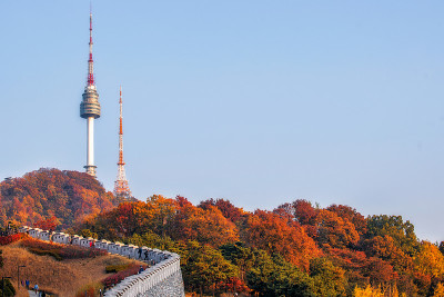南山塔和韩国的秋天枫树山。