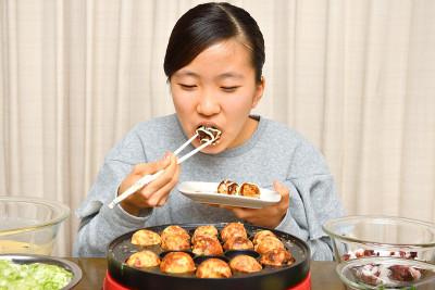 日本女孩喜欢章鱼馅饼派对