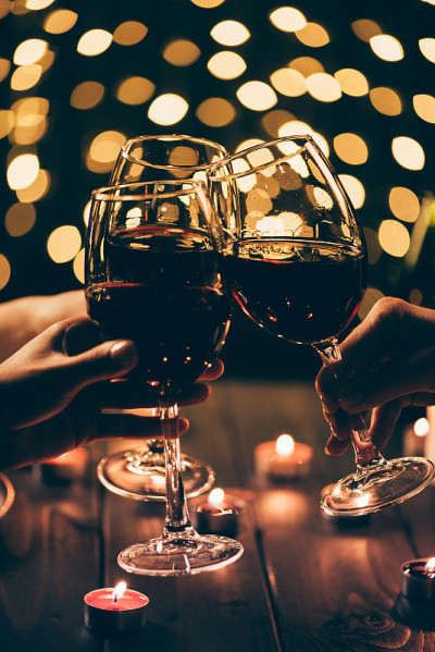 一群人在碰杯