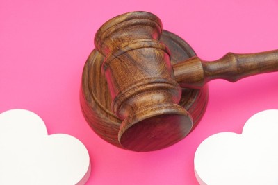 离婚概念的合法性。法官木槌和两颗心Isola