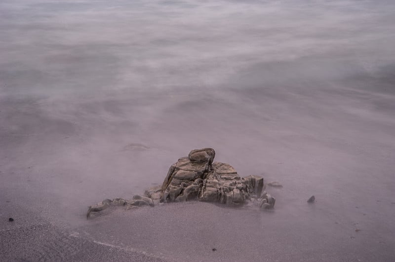 崎岖的海岸线，在日落时长时间暴露