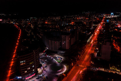 Ivano-Frankivsk市夜间街道、高速公路和车流，车流灯光，街道全景。
