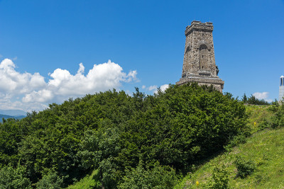 自由纪念碑希普卡和景观Stara Planina(巴尔干)山，保加利亚