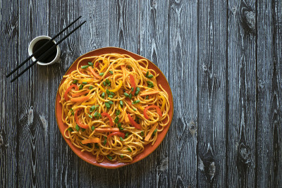 Schezwan客家面条。盛在碗里。俯视图