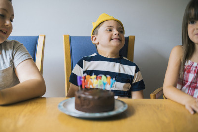 可爱的男孩在庆祝他的生日