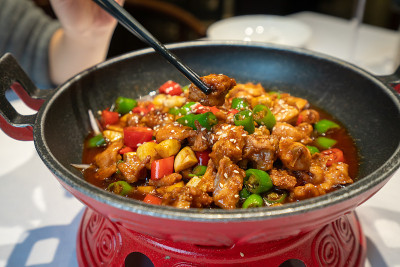 美味的铁锅辣味炸鸡