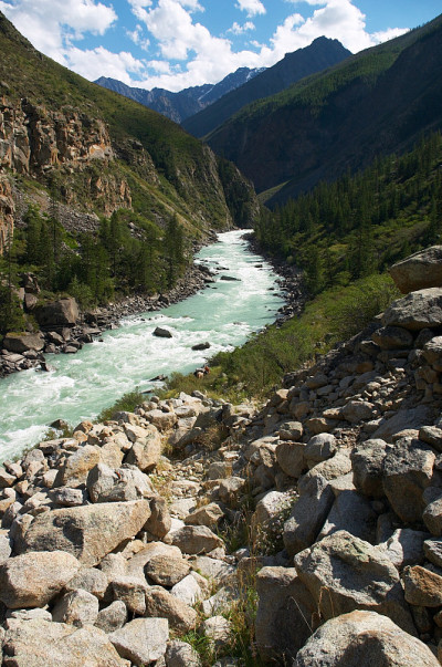 牛奶河在山里