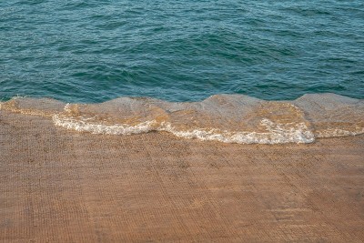 水滚过混凝土