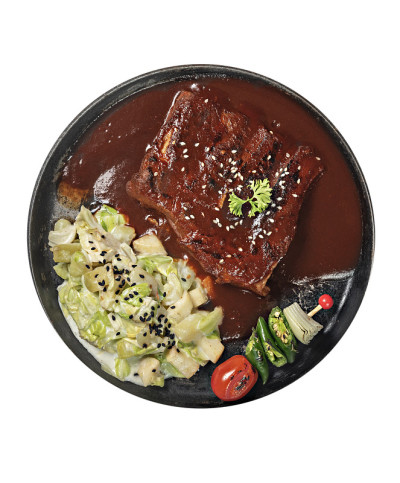 传统的韩国料理在白色的背景