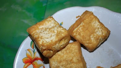 模糊的图像模糊的油炸豆腐在一个白色的盘子