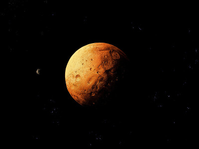 黑色背景上有陨石坑和卫星的红色行星