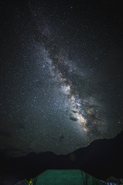 银河之星在小镇上空闪耀