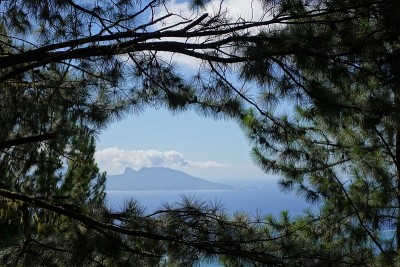 从山上看被大海环绕的岛屿
