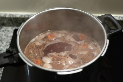 准备传统的地中海牛尾食谱