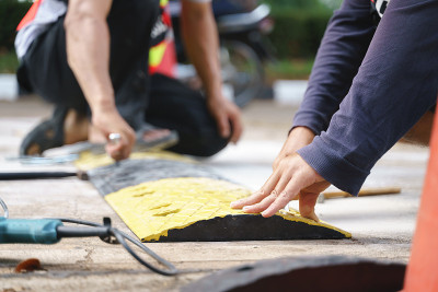 保安小组正在安装安全道路限速器