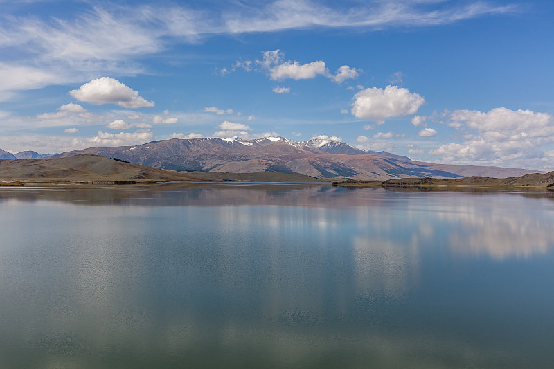 野山湖在阿尔泰山脉，夏季景观，蒙古景观。位于巴亚尔乌尔基的阿尔泰塔万博格德国家公园。以雪山为背景的风