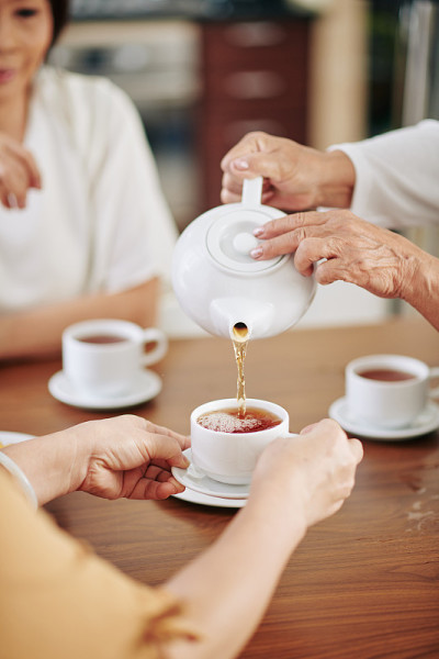 老妇人为客人斟茶