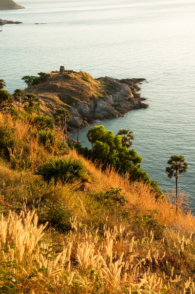 Laem Phrom Thep在晚上。