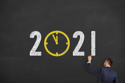 商人绘制新年概念2021倒计时时钟在黑板背景
