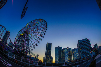 横滨港人未来的城市和日落