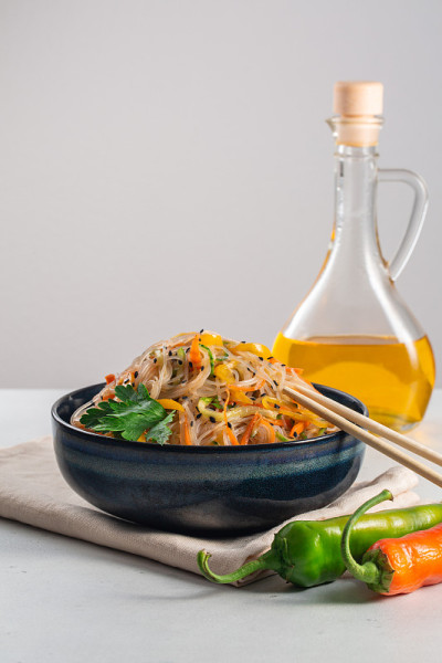 玻璃(或玻璃纸)面条和新鲜蔬菜沙拉。中亚食品。在白色背景上。
