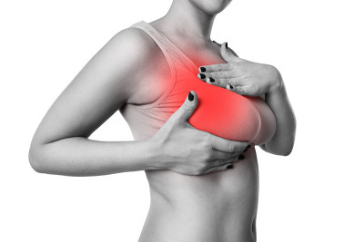 乳房检查，女性检查她的乳房是否有癌症，心脏病，人体疼痛