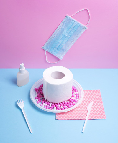静物:一次性餐具和防病毒物品。