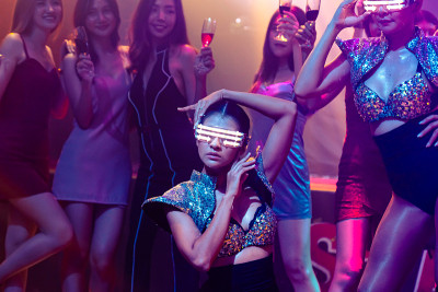 夜总会的电子舞者随着DJ的音乐节奏跳舞