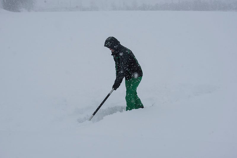 冬天用雪铲铲雪