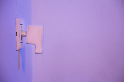 WiFi中继器，插座在墙上