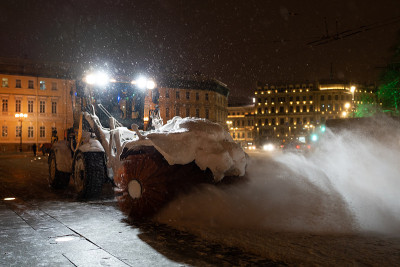 扫雪机夜间清扫道路，市政服务在冬季下雪后清扫城市街道