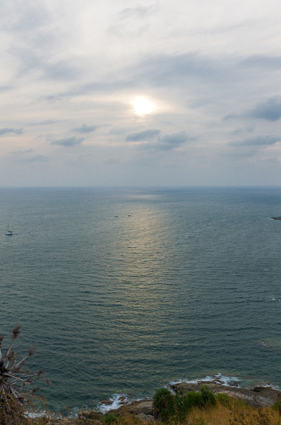 多岩石的海岸线