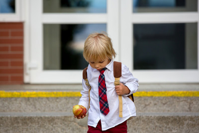 幼儿园的金发小孩，穿着校服的可爱男孩，暑假后第一次进幼儿园