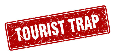 旅游陷阱邮票。旅游陷阱复古红色标签。标志