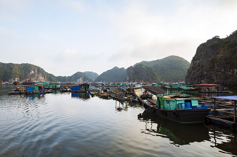 夕阳下龙湾美丽的渔村。向,越南。