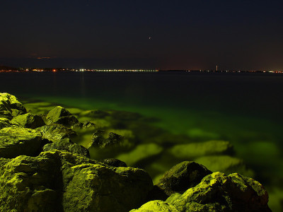 夜晚的岩石海岸