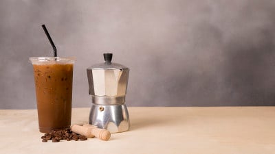 冰茶或冰咖啡与牛奶在木材背景。