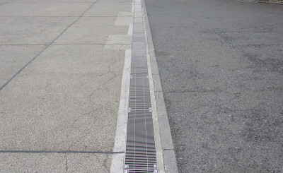 盖了下水道。