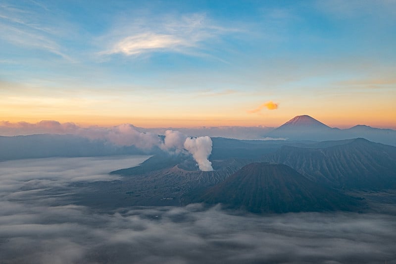 布罗莫火山(Gunung Bromo)的空中轮廓，是最活跃的火山和美丽的晨光在泗水，东爪哇，印度尼西