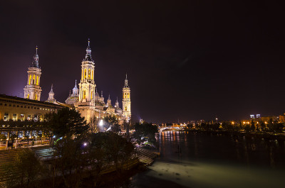西班牙萨拉戈萨圣母大教堂的夜景。