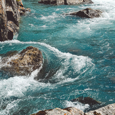 粗糙的河流量。山河碧水，海潮碧水，石堤