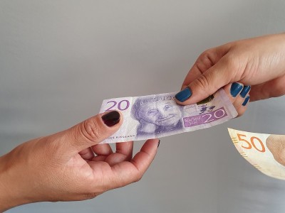 在瑞典，女性要用手支付和收钱