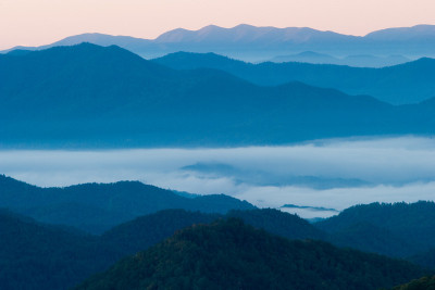 烟雾缭绕的蓝岭山脉